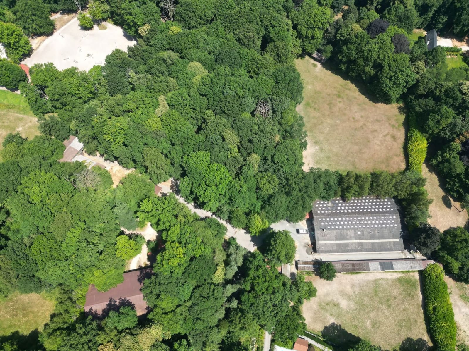 Allée extérieure entre les bâtiments des écuries